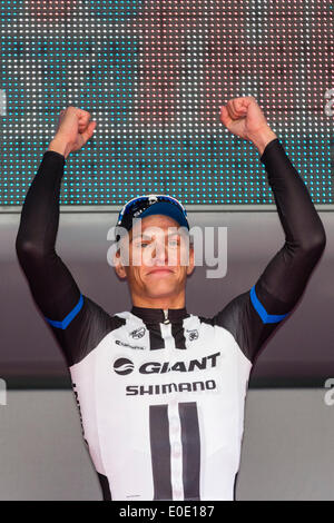 Belfast, Nordirland. 10. Mai 2014. Belfast, Nordirland. Marcel KITTEL (GER) des Riesen-Shimano Team feiert gewinnen 2. Etappe des Giro d ' Italia vor der Belfast City Hall. Bildnachweis: Action Plus Sport Bilder/Alamy Live News Stockfoto