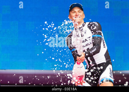 Belfast, Nordirland. 10. Mai 2014. Belfast, Nordirland. Marcel KITTEL (GER) des Riesen-Shimano Team feiert gewinnen 2. Etappe des Giro d ' Italia vor der Belfast City Hall. Bildnachweis: Action Plus Sport Bilder/Alamy Live News Stockfoto