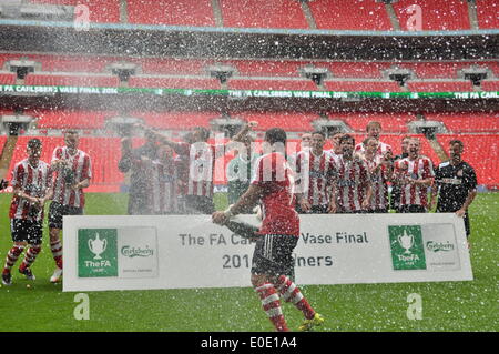 Sholing Town FC Spieler feiern 2014 FA Vase in Wembley, London, UK zu gewinnen.  Sholing Town FC haben ihren Sitz in Hampshire und sind das diesjährige Champions der Wessex Premier League spielte West Auckland Town FC, die mit Sitz in County Durham und Platz 5 in der zweiten ältesten Fußball-Liga der Welt in einen packenden Finale, mit Sholing Town FC nehmen die Ehre der Aufhebung der FA Vase im Wembley-Stadion. Wembley Stadium, London, UK. 10. Mai 2014. Bildnachweis: Flashspix/Alamy Live-Nachrichten Stockfoto