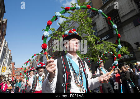 London, UK. 10. Mai 2014. Im Bild: Chester City Morris Männer tanzen in der Gerrard Street/Chinatown. Morris Dance Gruppen aus der ganzen Welt England in London gesammelt und für die Öffentlichkeit während des Westminster Morris Männer Tag des Tanzes durchgeführt. Bildnachweis: Nick Savage/Alamy Live-Nachrichten Stockfoto