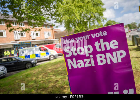 Hemel Hempstead, Großbritannien. 10. Mai 2014. Mitglieder der Unite gegen Faschismus (UAF) und Hoffnung nicht hassen Gruppen protestierten gegen die British National Party (BNP) Anhänger in Hemel Hempstead gegenüber einer Website der verfallenen Kirche, die angeblich Pläne zu einer Moschee hat. Bildnachweis: Guy Corbishley/Alamy Live-Nachrichten Stockfoto