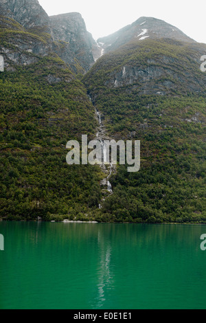 Wasserfall in Olden, Norwegen Stockfoto