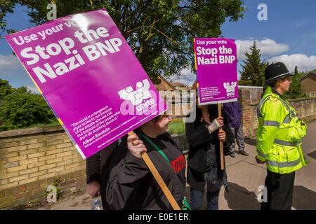 Hemel Hempstead, Großbritannien. 10. Mai 2014. Mitglieder der Unite gegen Faschismus (UAF) und Hoffnung nicht hassen Gruppen protestierten gegen die British National Party (BNP) Anhänger in Hemel Hempstead gegenüber einer Website der verfallenen Kirche, die angeblich Pläne zu einer Moschee hat. Bildnachweis: Guy Corbishley/Alamy Live-Nachrichten Stockfoto