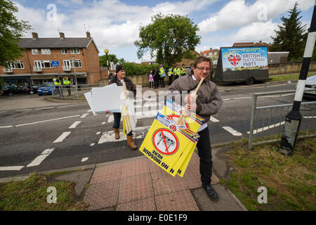 Hemel Hempstead, Großbritannien. 10. Mai 2014. British National Party (BNP) Protest gegen möglichen Moschee-Standort in Hemel Hempstead UK Credit: Guy Corbishley/Alamy Live News Stockfoto