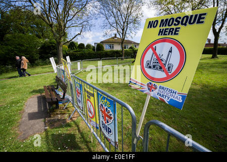 Hemel Hempstead, Großbritannien. 10. Mai 2014. British National Party (BNP) Protest gegen möglichen Moschee-Standort in Hemel Hempstead UK Credit: Guy Corbishley/Alamy Live News Stockfoto