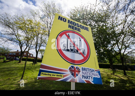 Hemel Hempstead, Großbritannien. 10. Mai 2014. British National Party (BNP) Protest gegen möglichen Moschee-Standort in Hemel Hempstead UK Credit: Guy Corbishley/Alamy Live News Stockfoto