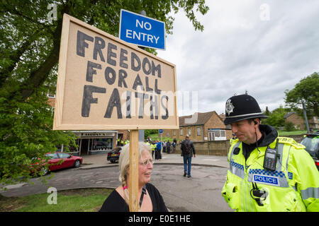 Hemel Hempstead, Großbritannien. 10. Mai 2014. British National Party (BNP) Protest gegen möglichen Moschee-Standort in Hemel Hempstead UK Credit: Guy Corbishley/Alamy Live News Stockfoto