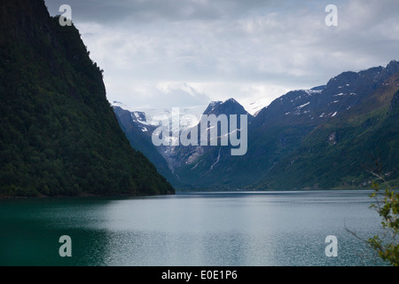 Aussicht auf Fjord und Berge in Olden, Norwegen Stockfoto