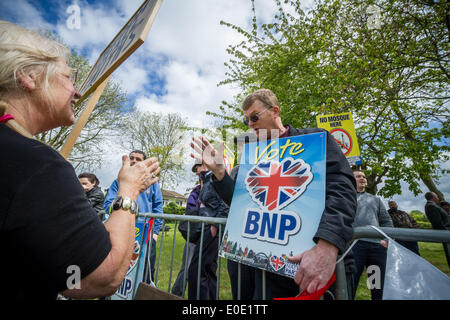 Hemel Hempstead, Großbritannien. 10. Mai 2014. British National Party (BNP) Protest gegen möglichen Moschee-Standort in Hemel Hempstead UK Credit: Guy Corbishley/Alamy Live News Stockfoto