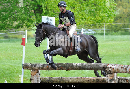 Badminton, Gloucestershire, UK. 10. Mai 2014. Andrew Nicholson (NZL) Reiten Quimbo in der Cross Country-Phase des Badminton Horse Trials vom Badminton-Park. Bildnachweis: Aktion Plus Sport/Alamy Live-Nachrichten Stockfoto