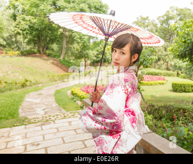 Chinesische Dame tragen Kimono im traditionellen japanischen Stil Garten Stockfoto