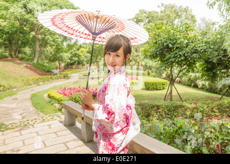Chinesische Dame tragen Kimono und Holding-Dach im traditionellen japanischen Stil Garten Stockfoto