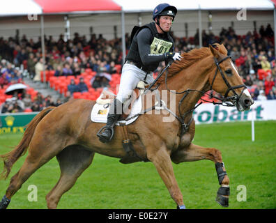 Badminton, Gloucestershire, UK. 10. Mai 2014. Oliver Townend (GBR) Reiten Armada in der Cross Country-Phase des Badminton Horse Trials vom Badminton-Park. Bildnachweis: Aktion Plus Sport/Alamy Live-Nachrichten Stockfoto