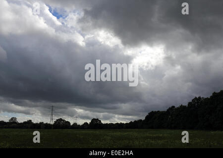 Tolworth Court Farm, Surrey, England, UK. 10. Mai 2014. Es war ein Tag voller Sonnenschein und Duschen in weiten Teilen von Großbritannien. Wütenden Wolken Sturm über Tolworth Court Farm, die eine Fläche auf der Surrey, London Grenzen Grüngürtel ist. Bildnachweis: Julia Gavin/Alamy Live-Nachrichten Stockfoto