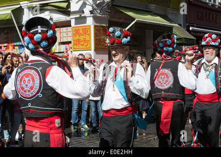 London, UK. 10. Mai 2014. Im Bild: Chester City Morris Männer tanzen in der Gerrard Street/Chinatown. Morris Dance Gruppen aus der ganzen Welt England in London gesammelt und für die Öffentlichkeit während des Westminster Morris Männer Tag des Tanzes durchgeführt. Bildnachweis: Nick Savage/Alamy Live-Nachrichten Stockfoto