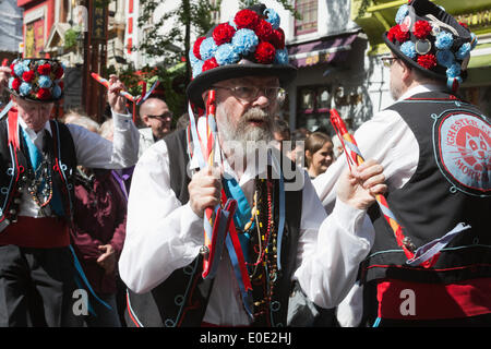 London, UK. 10. Mai 2014. Im Bild: Chester City Morris Männer tanzen in der Gerrard Street/Chinatown. Morris Dance Gruppen aus der ganzen Welt England in London gesammelt und für die Öffentlichkeit während des Westminster Morris Männer Tag des Tanzes durchgeführt. Bildnachweis: Nick Savage/Alamy Live-Nachrichten Stockfoto