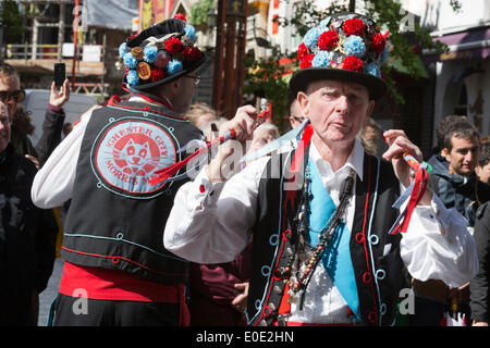 London, UK. 10. Mai 2014. Im Bild: Chester City Morris Männer tanzen in der Gerrard Street/Chinatown. Morris Dance Gruppen aus der ganzen Welt England in London gesammelt und für die Öffentlichkeit während des Westminster Morris Männer Tag des Tanzes durchgeführt. Bildnachweis: Nick Savage/Alamy Live-Nachrichten Stockfoto