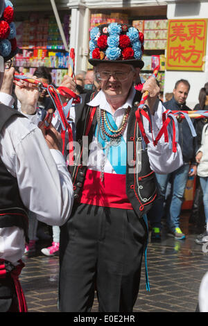 London, UK. 10. Mai 2014. Im Bild: Chester City Morris Männer tanzen in der Gerrard Street/Chinatown. Morris Dance Gruppen aus der ganzen Welt England in London gesammelt und für die Öffentlichkeit während des Westminster Morris Männer Tag des Tanzes durchgeführt. Bildnachweis: Nick Savage/Alamy Live-Nachrichten Stockfoto