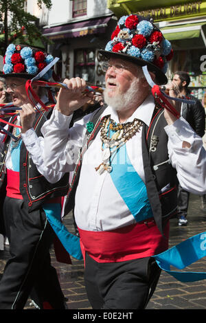 London, UK. 10. Mai 2014. Im Bild: Chester City Morris Männer tanzen in der Gerrard Street/Chinatown. Morris Dance Gruppen aus der ganzen Welt England in London gesammelt und für die Öffentlichkeit während des Westminster Morris Männer Tag des Tanzes durchgeführt. Bildnachweis: Nick Savage/Alamy Live-Nachrichten Stockfoto