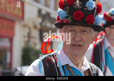 London, UK. 10. Mai 2014. Im Bild: Chester City Morris Männer tanzen in der Gerrard Street/Chinatown. Morris Dance Gruppen aus der ganzen Welt England in London gesammelt und für die Öffentlichkeit während des Westminster Morris Männer Tag des Tanzes durchgeführt. Bildnachweis: Nick Savage/Alamy Live-Nachrichten Stockfoto