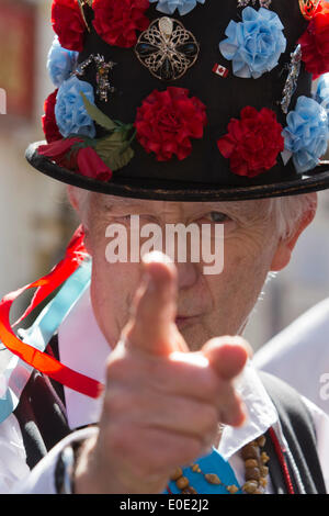 London, UK. 10. Mai 2014. Im Bild: Chester City Morris Männer tanzen in der Gerrard Street/Chinatown. Morris Dance Gruppen aus der ganzen Welt England in London gesammelt und für die Öffentlichkeit während des Westminster Morris Männer Tag des Tanzes durchgeführt. Bildnachweis: Nick Savage/Alamy Live-Nachrichten Stockfoto