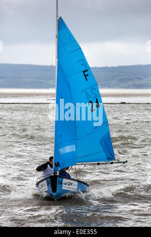 West Kirby, Liverpool. 10. Mai 2014. GJW Direkte 24 bei der British Open Team Racing Trophy 2014. Das Segeln in der Premier League "Die Wilson Trophy' 200 Olympic-Klasse Segler konkurrieren jährlich auf marine Amphitheater des Kirby in einer der beliebtesten Veranstaltungen der Welt, wo Hunderte von Zuschauern 300 kurz, scharf frenzied Rennen in drei - Boot teams Drängeln auf der marina See den begehrten Titel zu erhalten: "Wilson Trophy Champion". Stockfoto