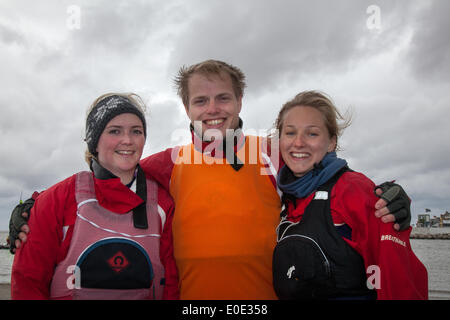 West Kirby, Liverpool. 10. Mai 2014. Team Itchenor an der britischen Open Team Racing Championships Trophy 2014.  Segeln der Premier League "Der Wilson Trophy" Olympic-Klasse 200 Seeleute konkurrieren jährlich über Kirbys marine Amphitheater in einem der beliebtesten Events der Welt Hunderte von Zuschauern verfolgen 300 kurze, scharfe rasende Rennen in drei-Boot Mannschaften drängeln auf dem Marina-See um den begehrten Titel zu verdienen: "Wilson Trophy Champion." Bildnachweis: Mar Photographics/Alamy Live-Nachrichten Stockfoto