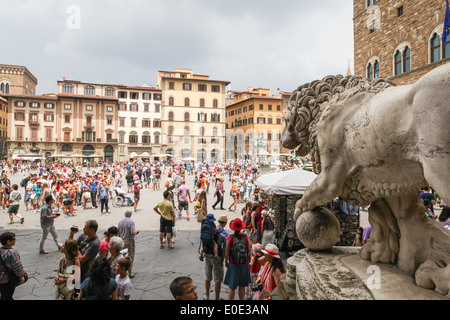 Belebten Piazza della Signoria mit den umliegenden Gebäuden gesehen von der Loggia dei Lanzi Gebäude in Florenz, Italien Stockfoto