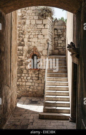 Alte Stadt-Passage mit Treppen und Mäuerchen Schrein im historischen Zentrum von Sibenik, Kroatien Stockfoto