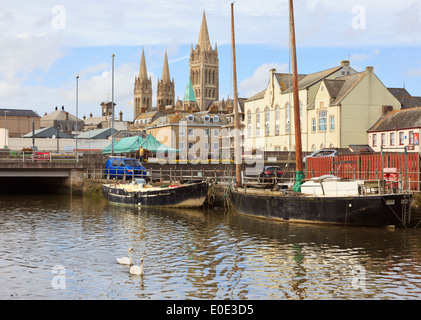 Blick über den Fluss Truro in Richtung der Stadt und drei Türme der Kathedrale in Truro, Cornwall, England, UK, Großbritannien Stockfoto