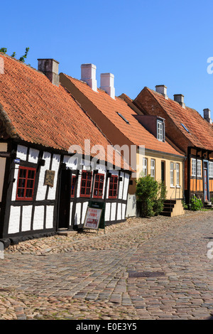 Malerische alte 17. Jahrhundert Den Skæve bar (die krummen) in der gepflasterten Straße Overgade, Ebeltoft, Jütland, Dänemark, Skandinavien Stockfoto