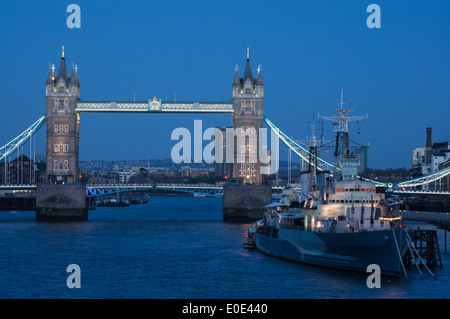 Tower Bridge und HMS Belfast in der Abenddämmerung, London England Vereinigtes Königreich UK Stockfoto