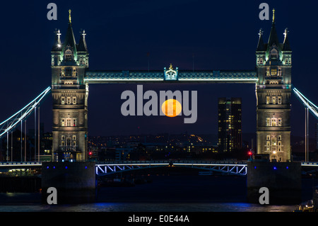 Vollmond steigt über die Tower Bridge in London England Großbritannien Stockfoto