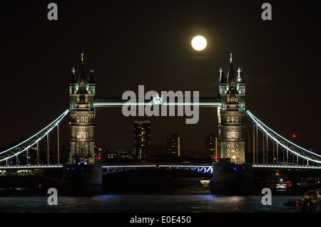 Vollmond steigt über die Tower Bridge in London England Großbritannien Stockfoto