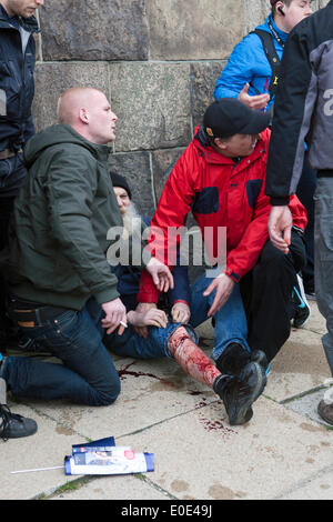 Kopenhagen, Dänemark. 10. Mai 2014. Bei Zusammenstößen zwischen extremen linken und rechten in Kopenhagen ist ein Mann verwundet. Dänischen Neonazi-Partei (Dänemark nationale Frontseite, DNF) Demonstration vor dem Parlament unter dem Motto: "Nein zu Islamisierung" wurde durch eine Anti-faschistische Gegendemonstration unterbrochen. Schließlich gelöscht Polizei den Platz. Dies geschah nur wenige Stunden vor dem Finale des Eurovision Song Contest. Bildnachweis: OJPHOTOS/Alamy Live-Nachrichten Stockfoto