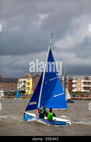 Yacht Racing in West Kirby, Liverpool, Großbritannien. Mai 2019. British Open Team Racing Championships Trophy Sailing's Premier League „The Wilson Trophy“ 200. Die maximale Anzahl an Rennteams wurde auf 36 erhöht. Die Veranstaltung 2019 umfasst 5 amerikanische Teams, 2 irische Mannschaften, 1 australisches Boot und ihr Debüt Team Austria. 27 britische Teams runden das Feld ab, darunter der Titelverteidiger, die West Kirby Hawks. Die Gewinner sind auch West Exempt, Royal Forth Hoosiers und Birdham Bandits. Stockfoto