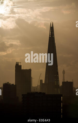 London, UK. 10. Mai 2014. Dramatische dunkel Sonnenuntergang über The Shard Gebäude in London Credit: Guy Corbishley/Alamy Live News Stockfoto