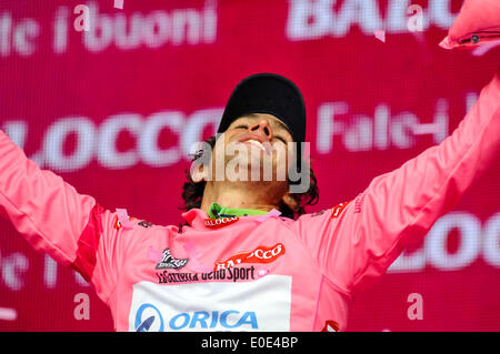 Belfast, Nordirland. 10. Mai 2014 - übernimmt Australiens Michael Matthews das rosa Maglia Rosa von Rennen-Gesamtwertung Giro d ' Italia, in der Phase von seinem Teamkollegen Svein Tuft getragen. Bildnachweis: Stephen Barnes/Alamy Live-Nachrichten Stockfoto