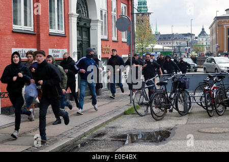 Kopenhagen, Dänemark-Samstag, 10. Mai 2014: Flucht vor Polizei. In der Nachmahd des Kampfes zwischen der Demonstration vor dem Parlament am Samstag Nachmittag jagte Polizei einige der Demonstranten, die in den Seitenstraßen vom Pailiament Platz nahmen. Bildnachweis: OJPHOTOS/Alamy Live-Nachrichten Stockfoto