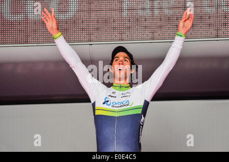 Belfast, Nordirland. 10. Mai 2014 - übernimmt Australiens Michael Matthews das rosa Maglia Rosa von Rennen-Gesamtwertung Giro d ' Italia, in der Phase von seinem Teamkollegen Svein Tuft getragen. Bildnachweis: Stephen Barnes/Alamy Live-Nachrichten Stockfoto