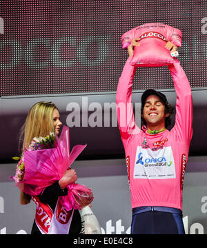 Belfast, Nordirland. 10. Mai 2014 - übernimmt Australiens Michael Matthews das rosa Maglia Rosa von Rennen-Gesamtwertung Giro d ' Italia, in der Phase von seinem Teamkollegen Svein Tuft getragen. Bildnachweis: Stephen Barnes/Alamy Live-Nachrichten Stockfoto