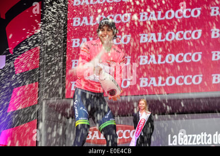 Belfast, Nordirland. 10. Mai 2014 - übernimmt Australiens Michael Matthews das rosa Maglia Rosa von Rennen-Gesamtwertung Giro d ' Italia, in der Phase von seinem Teamkollegen Svein Tuft getragen. Bildnachweis: Stephen Barnes/Alamy Live-Nachrichten Stockfoto