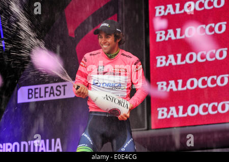 Belfast, Nordirland. 10. Mai 2014 - übernimmt Australiens Michael Matthews das rosa Maglia Rosa von Rennen-Gesamtwertung Giro d ' Italia, in der Phase von seinem Teamkollegen Svein Tuft getragen. Bildnachweis: Stephen Barnes/Alamy Live-Nachrichten Stockfoto