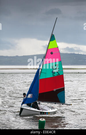 West Kirby, Liverpool. 10. Mai 2014.  British Open Championships Trophy 2014 Racing Team.  Segeln der Premier League "Der Wilson Trophy" Olympic-Klasse 200 Seeleute konkurrieren jährlich auf Kirbys marine Amphitheater in einem der weltweit beliebtesten Veranstaltungen wo Hunderte von Zuschauern 300 kurzen verfolgen, scharfen rasende Rennen in drei-Boot Mannschaften drängeln auf dem Marina-See um den begehrten Titel zu verdienen: "Wilson Trophy Champion." Bildnachweis: Mar Photographics/Alamy Live-Nachrichten Stockfoto