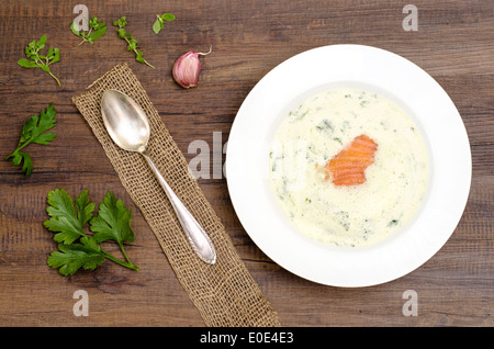 Flauschige Kraut-Suppe mit Lachs in einem weißen Teller Stockfoto