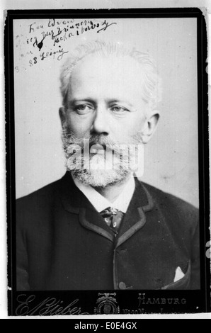 Dieses Porträt des berühmten russischen Komponisten Pjotr Iljitsch Tschaikowski aus den 1880er Jahren zeigt ihn in würdevoller Pose. Das Foto ist Teil einer Sammlung von bedeutenden Musikern aus dieser Zeit. Stockfoto