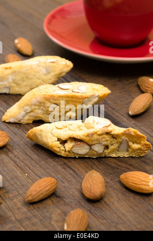 Cantuccini mit Mandeln und roten Becher in Hochformat Stockfoto