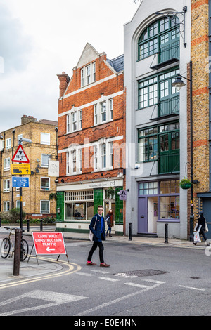 Die Garnison Public House und alte Lager flache Converion mit trendigen jungen Menschen - Bermondsey St SE London, UK Stockfoto