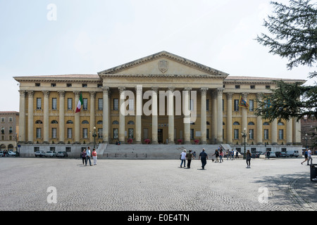 Touristen am Palazzo Barbieri Stockfoto