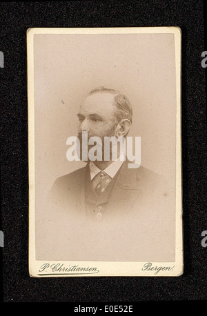 Dieses Bild zeigt Alexander Bull, wahrscheinlich Anfang des 20. Jahrhunderts, mit einem Hintergrund von verschiedenen Orten wie der National Mall, New York und anderen Orten in den Vereinigten Staaten. Das Foto zeigt Bull vor einer historischen amerikanischen Landschaft. Stockfoto